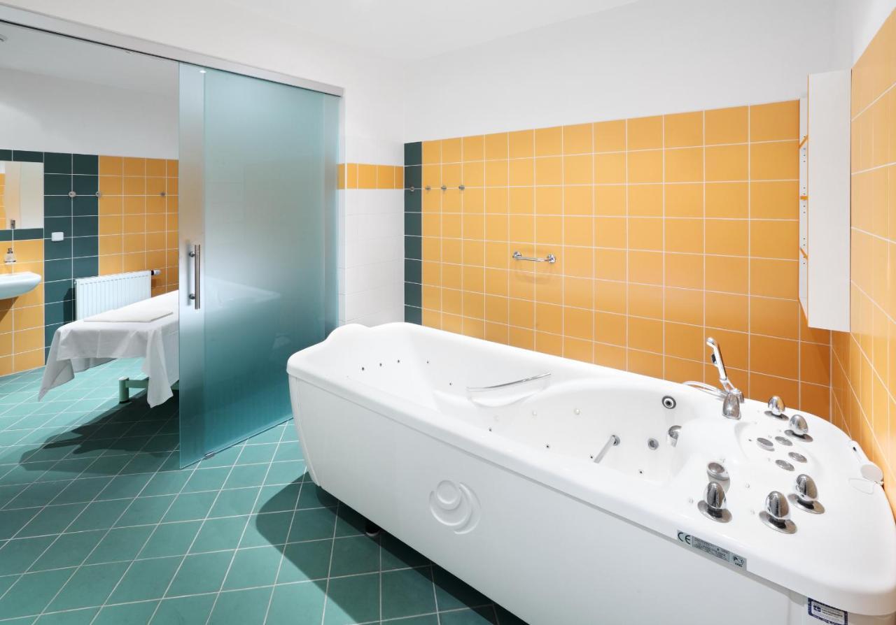 Wellness Hotel Iris Pavlov Exterior photo